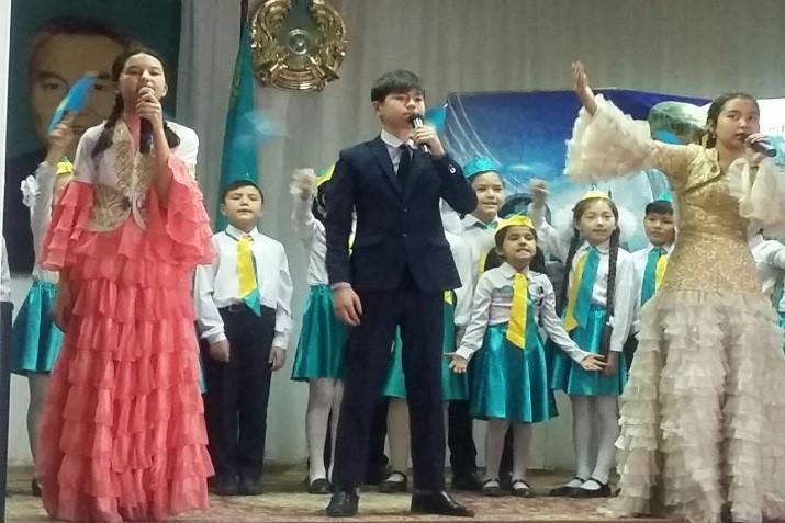 2017 жылы 30 қараша күні өткен «1 желтоқсан Тұңғыш Президент күніне» арналған мектепішілік іс-шара барысынан көрініс....